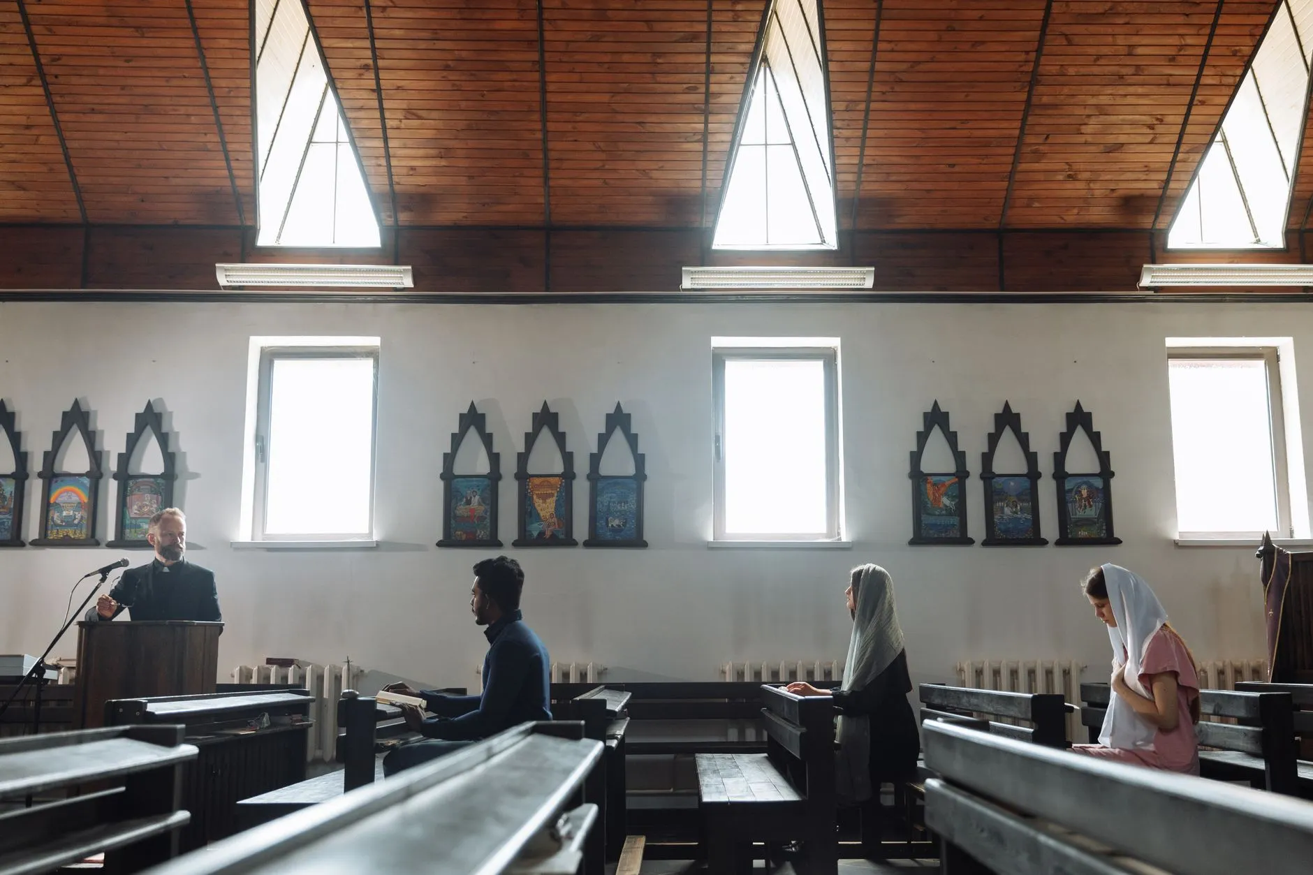 How to Deal with a Toxic Family Member Biblically: Finding Peace and Boundaries